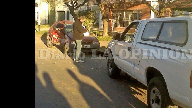 Accidente de tránsito entre un auto y una camioneta con dos heridos de consideración