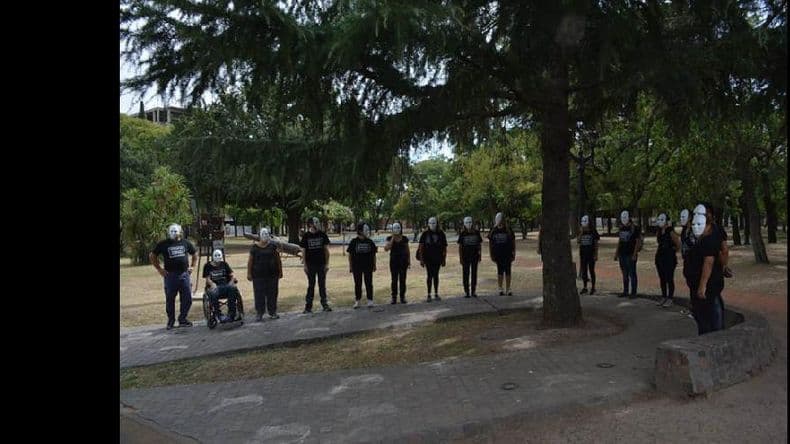 Arte-acción del Colectivo Nadie Olvida Nada, hoy en la Plaza 9 de Julio
