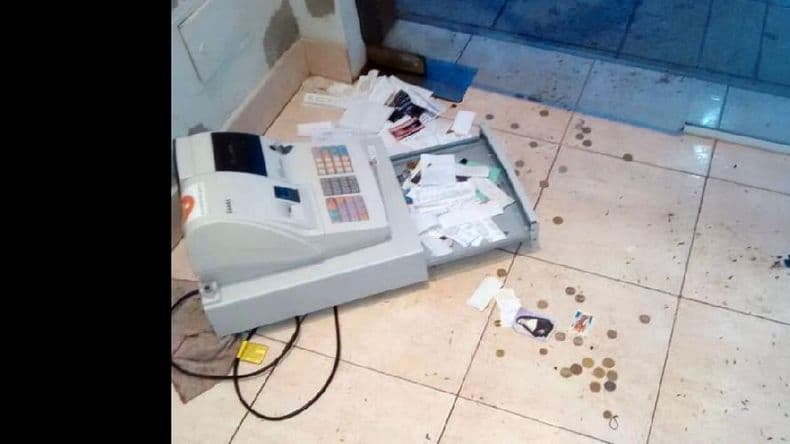 Forzaron la puerta de blindex de la heladería “La Buena Moza” y se llevaron dinero