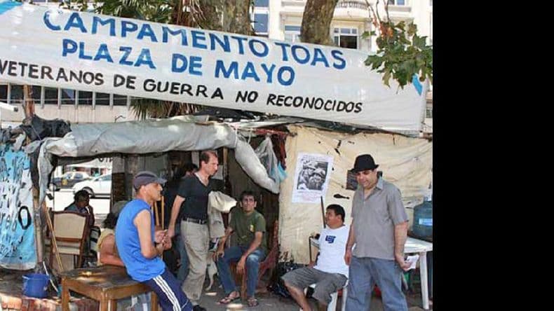 Exsoldados conscriptos cumplen ocho años de acampe en la Plaza de Mayo