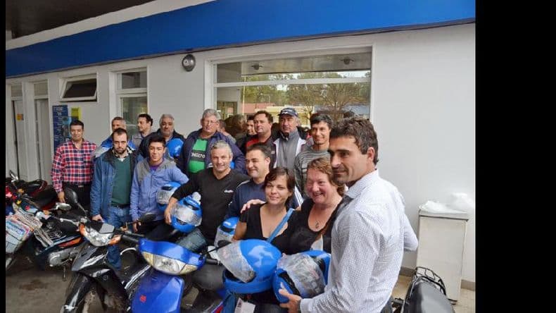 Ruggeri entregó cascos a “canillitas” para seguridad vial