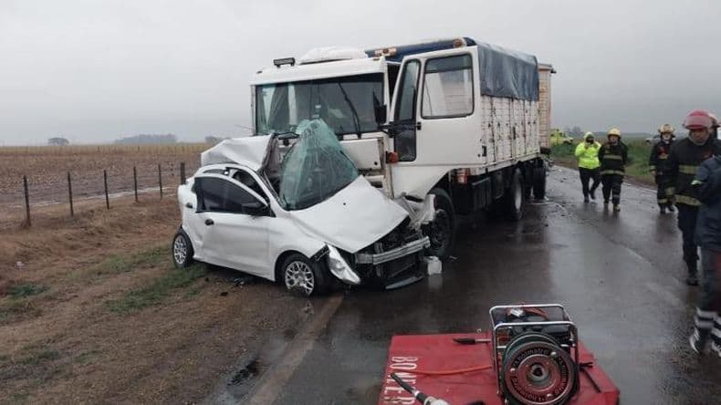 Tragedia en la ruta 188: murió un hombre al chocar un auto y un camión