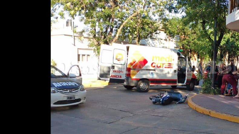 Violento choque entre un auto y una moto en Estrada y Echevarría