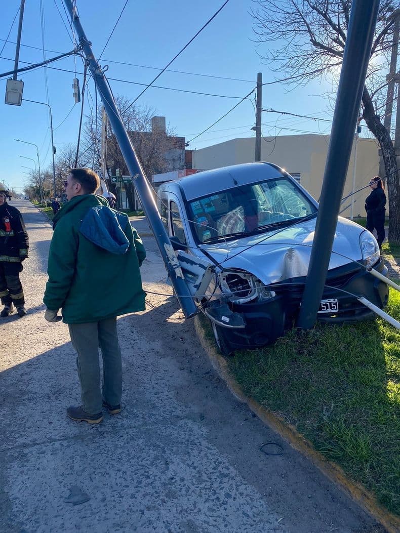 Violento choque de un utilitario contra una columna de alumbrado en la zona oeste de Pergamino