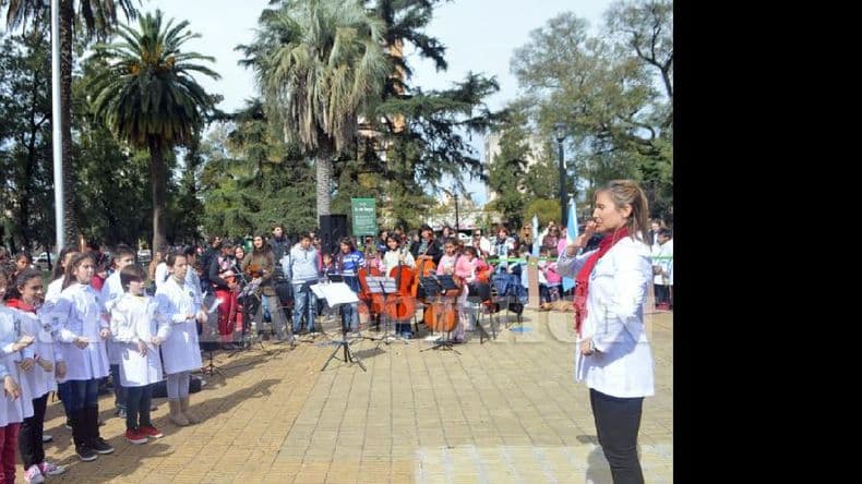 Los maestros de nuestra ciudad festejaron su día en forma anticipada con un sencillo y emotivo acto
