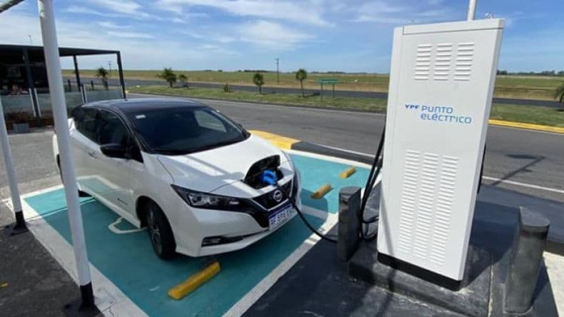 Por el aumento de autos eléctricos, el 25% de las estaciones de servicio podría cerrar