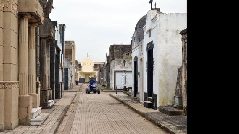 Refuerzan la seguridad del Cementerio mediante recorridas con un cuatriciclo