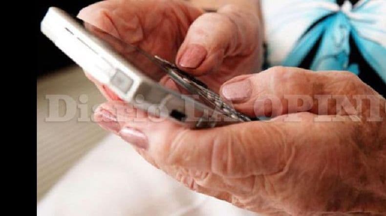 Darán cursos gratuitos para que adultos mayores aprendan a manejar celular