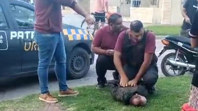 Un comerciante atrapó al ladrón que había robado un celular de su local