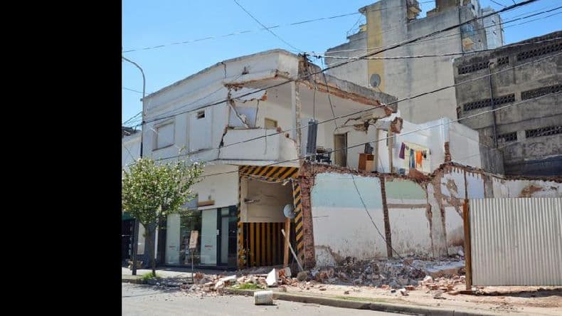 Se derrumbó un edificio en pleno Centro: hubo solo daños materiales