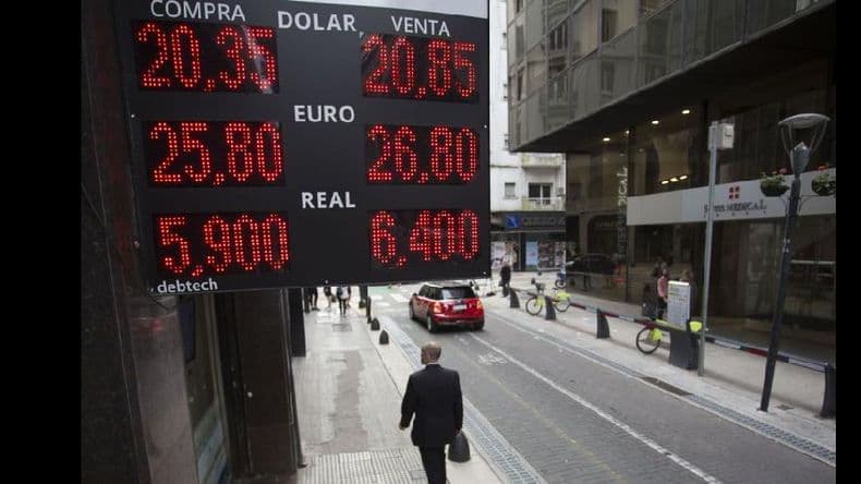 El dólar alcanzó un nuevo récord al cotizar $20,83 para la venta