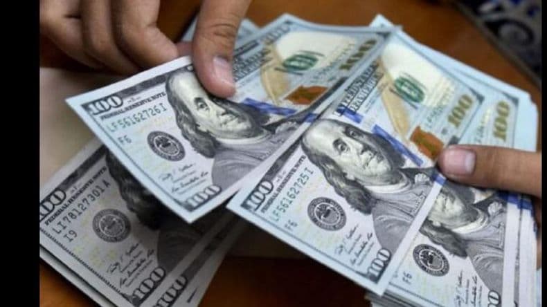 El blue bajó 90 pesos en tres jornadas y cerró por debajo de los 1.000 pesos