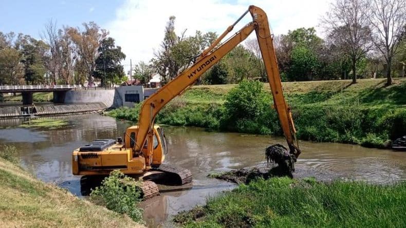 Llevan a cabo tareas de dragado en el arroyo Pergamino
