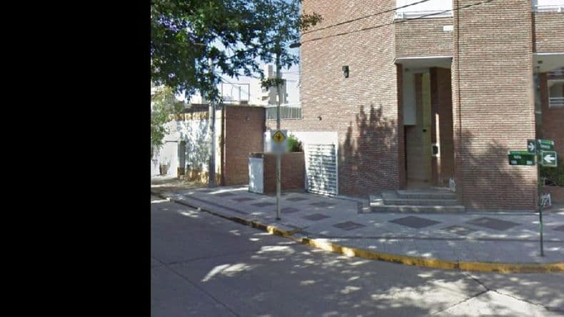 Robaron y golpearon a una joven en la puerta de su departamento céntrico