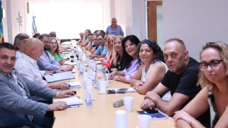 Provincia recibe a docentes y estatales al filo de las liquidaciones salariales