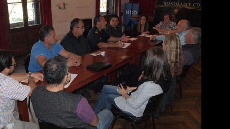 Reunión entre autoridades policiales y representantes del HCD