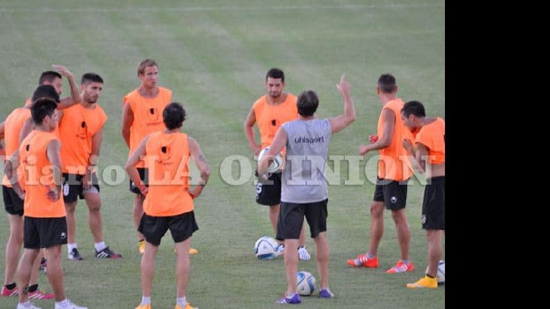 Guglielminpietro paró la formación de Douglas para el debut de mañana
