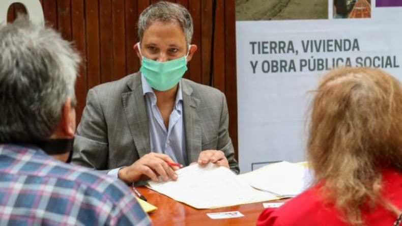 Mucha emoción en las 39 familias que firmaron las escrituras de sus viviendas
