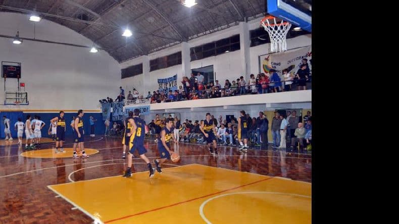 Cuadrangular de basquetbol en Gimnasia