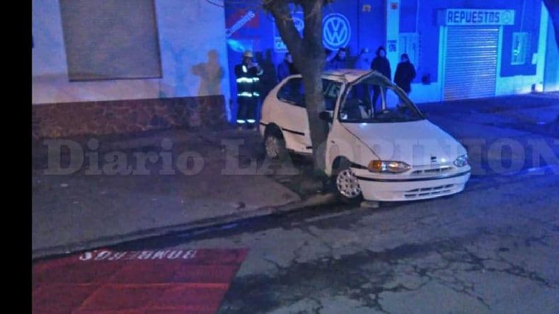 Uno de los jóvenes que chocaron contra un árbol está en terapia