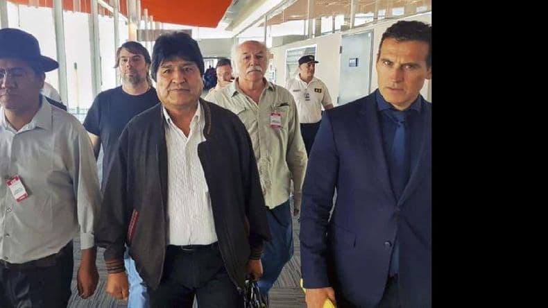 Evo Morales llegó a la Argentina: el Gobierno lo aceptará como “refugiado”