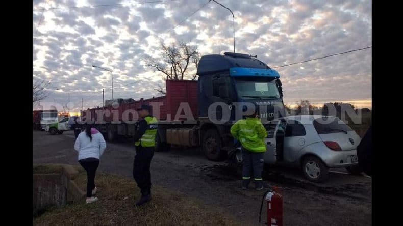 Una mujer de 41 años murió al chocar contra un camión