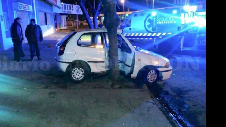 Fuerte impacto de un automóvil contra un árbol