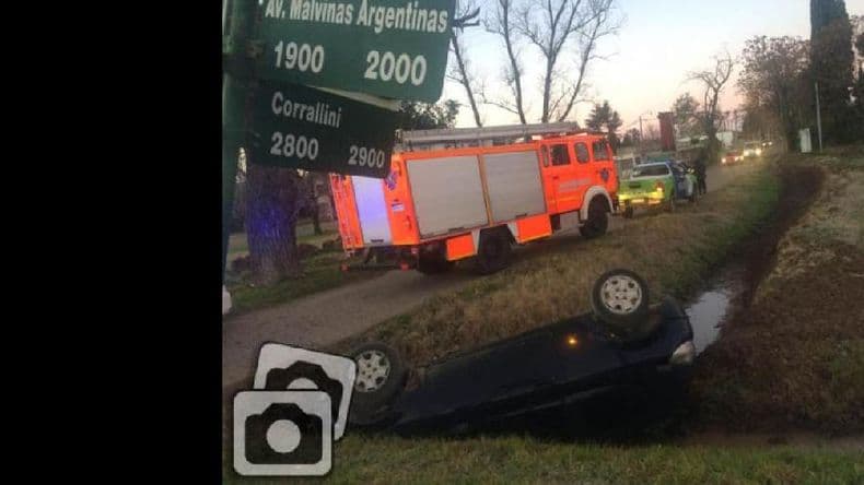 Un automóvil se despistó y volcó en Malvinas Argentinas y Coralini