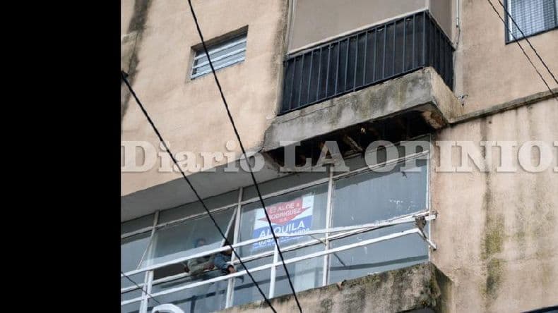 Un trozo de mampostería cayó de un edificio de Mitre y Peatonal: no hubo heridos
