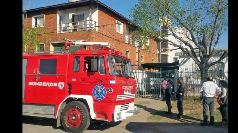 Se incendió un departamento y tuvieron que hospitalizar a una beba por inhalar humo