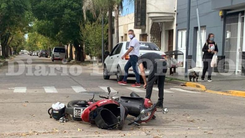 Chocaron un auto y una moto: un hombre mayor terminó herido