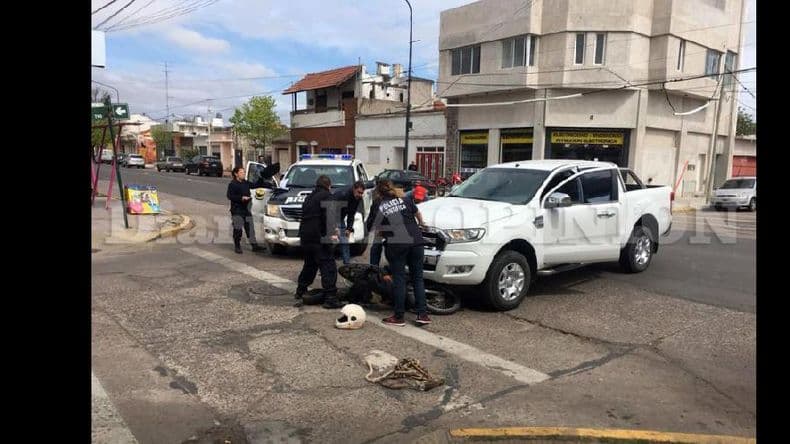 Chocaron una pick up y una moto en el barrio Centenario