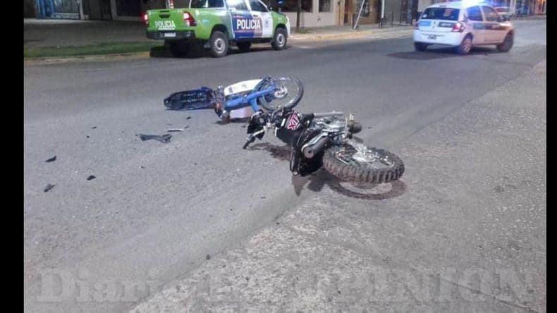 Continúan graves los jóvenes que chocaron con sus motos