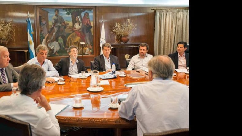 Reducen impuestos internos a los autos de alta gama, motos y embarcaciones