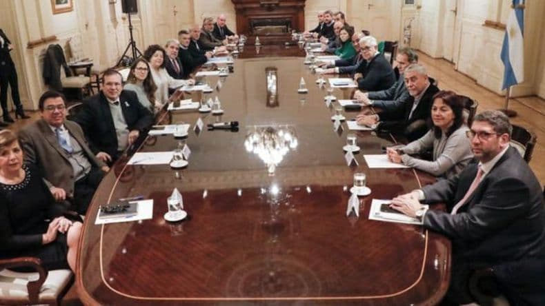 El Gobierno analiza implementar un dólar turista, entre otras medidas