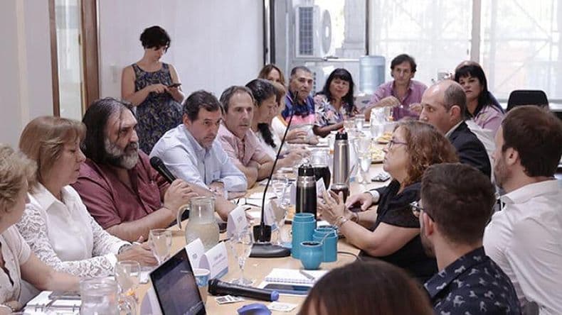 Kicillof ofreció un 40% de aumento a los docentes: así quedarían los salarios