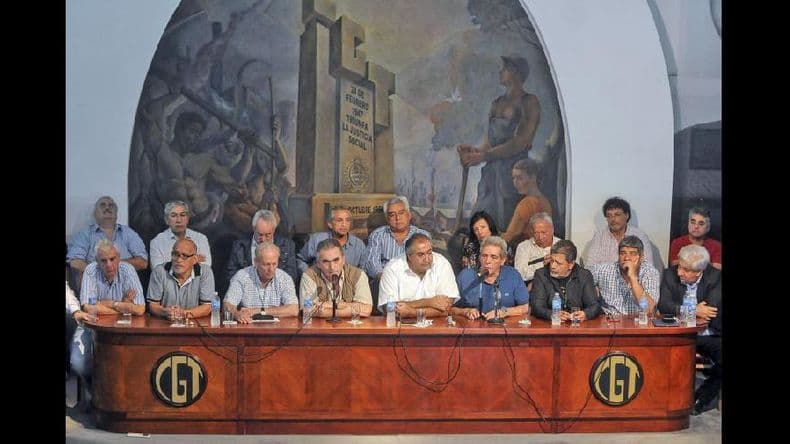 El Gobierno criticó al sindicalismo y la CGT dijo que “la crisis puede agravarse”