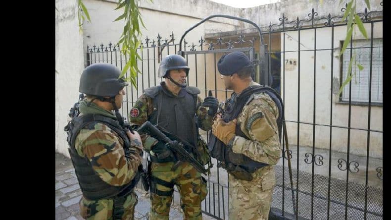 Casi tres horas de tensión por una toma de rehenes en Isidro Casanova