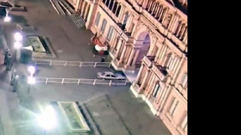 Tras la irrupción de un auto, el Gobierno reforzará la seguridad en la Casa Rosada