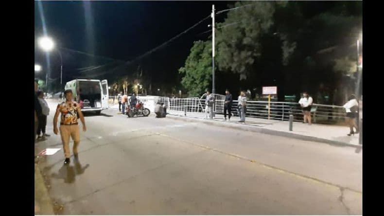 Una moto impactó contra las vallas del puente Colón-Illia
