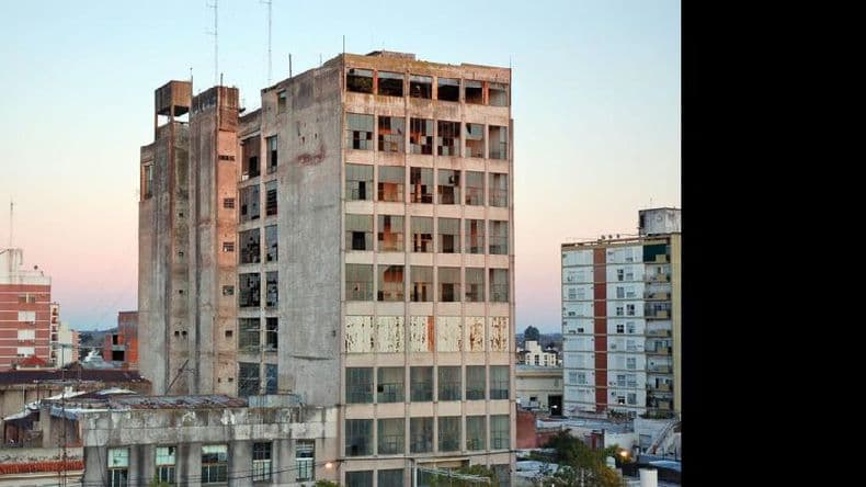 Vecinos alertan sobre el estado de abandono del edificio Annan