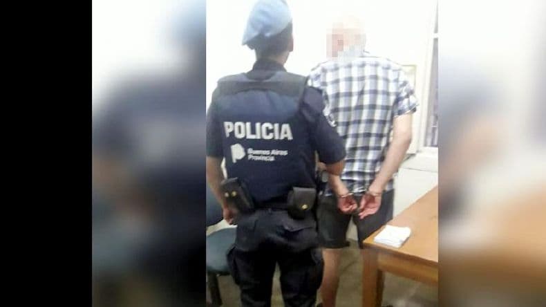 Un hombre intentó agredir a otro con un palo de amasar: fue aprehendido