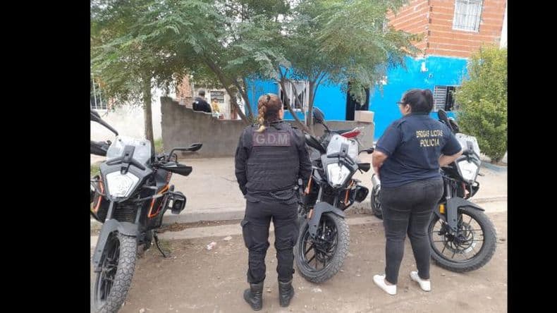 Detuvieron a una pareja por comercializar marihuana en el barrio José Hernández