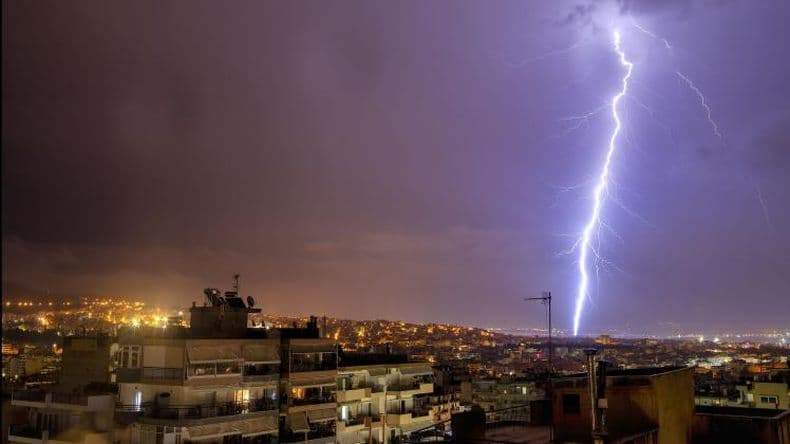 Un fuerte rayo impactó en una zona de la ciudad generando quema de electrodomésticos