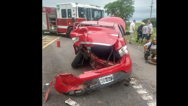 Chocaron dos autos en ruta Nº 8 y la Autopista