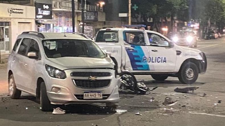 Dieron a conocer la identidad del motociclista que chocó contra un auto en avenida Yrigoyen