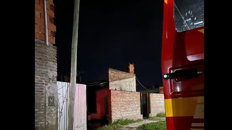 Voraz incendio provocó grandes pérdidas materiales en una casa familiar