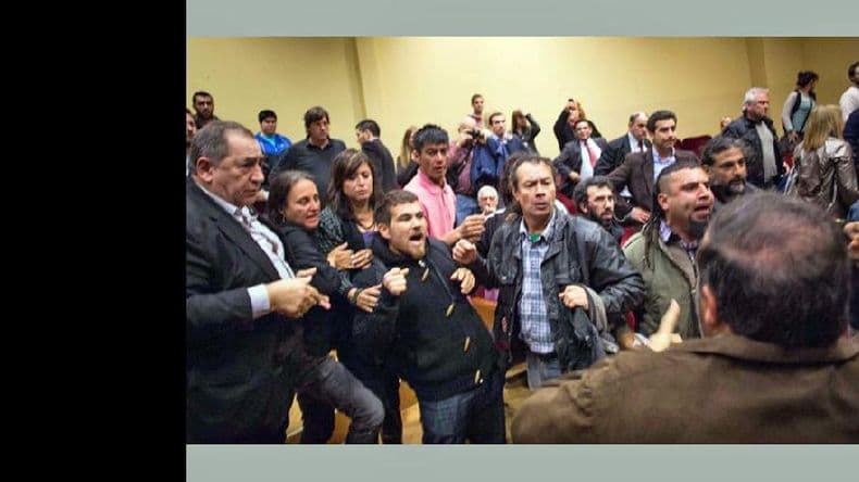 Incidentes en una charla encabezada por Felipe Solá