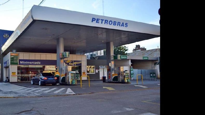 Dos apuñalados en una pelea entre jóvenes frente a la Petrobras del Centro