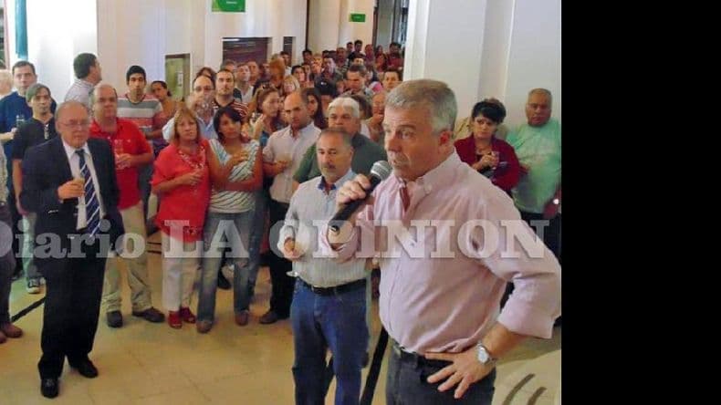 El intendente brindó con los empleados municipales de las distintas secretarías